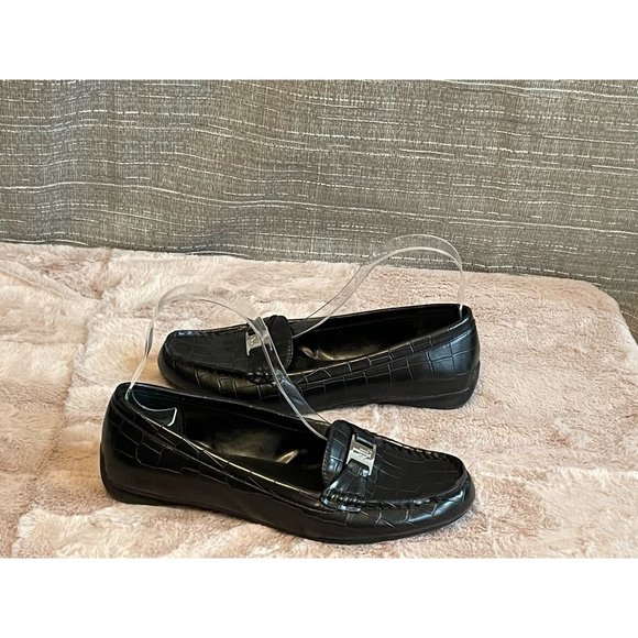 ⭐️⭐️ Women's size 7.5 Ralph Lauren Loafers with silvertone buckle.  Super cute a - Picture 2 of 3